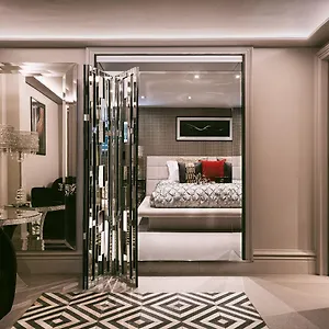 Square Townhouse Hotel